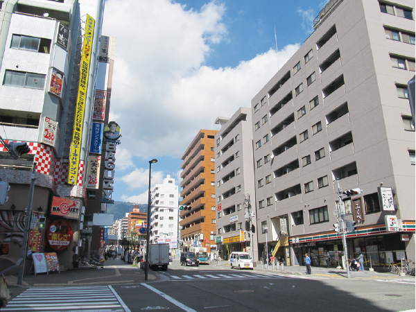 にぎやかな六甲道駅周辺